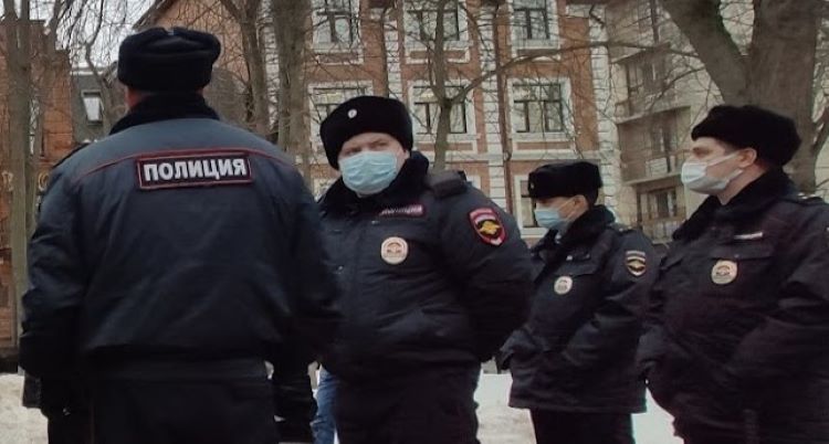Фото: Сотрудники полиции в оцеплении на улице в Ростове, кадр из архива 1rnd