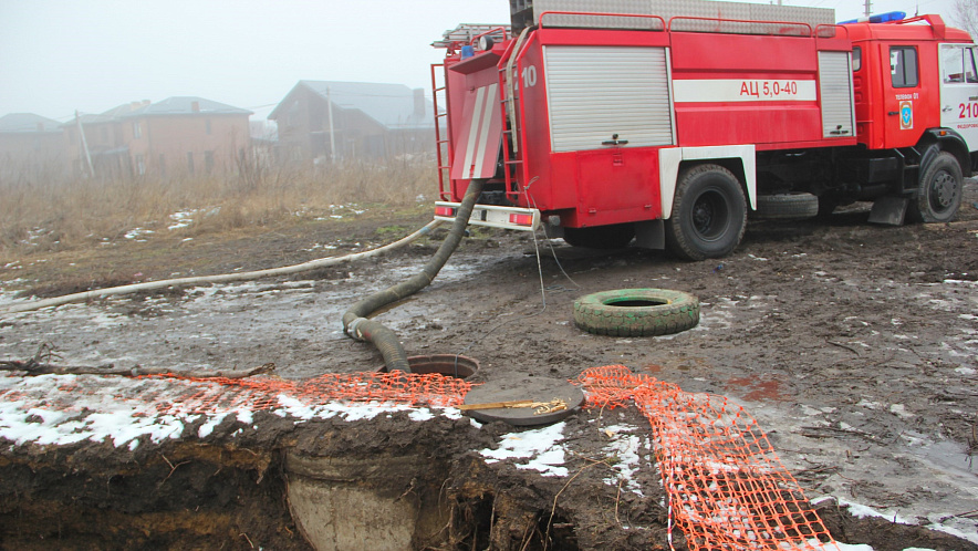 Фото: Цистерна откачивает воду в затопленном районе Ростова, кадр мэрии