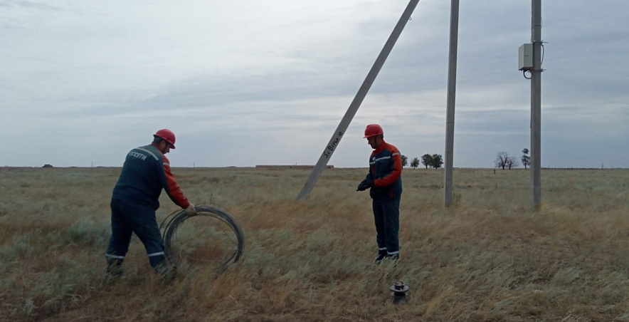 Фото: Аварийные бригады энергетиков ликвидируют порыв после шторма в Ростовской области, кадр "Россети Юг"