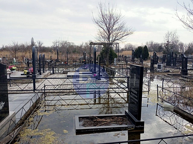 Фото: могилы в Батайске ушли под воду \\ кадр ТГ-канала "Батайск-город"