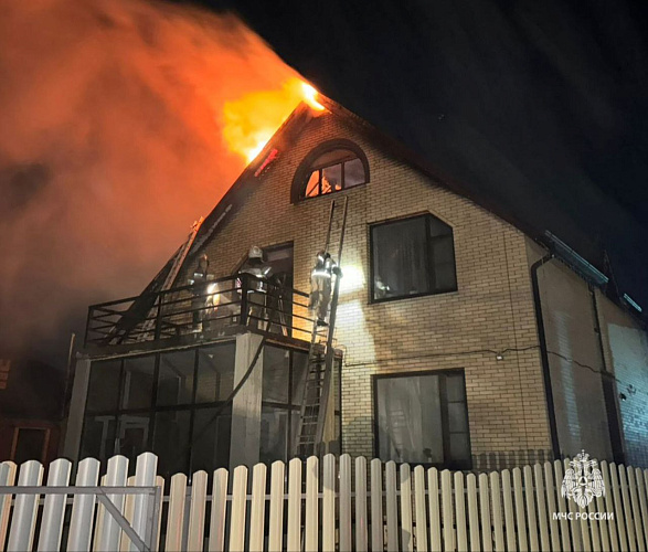 Фото: Частный дом в Новочеркасске сгорел от углей мангала, фото - МЧС РО