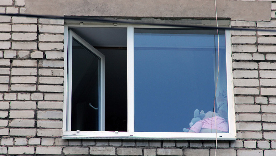 Фото: окно многоэтажки \\ кадр из публикаций 1rnd.ru