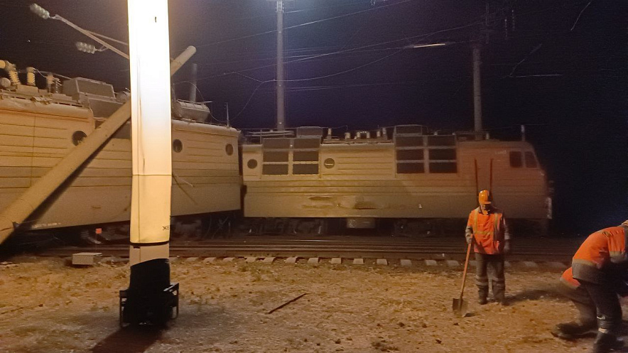 Фото: Сход поезда на станции Куберле в Ростовской области, фото ТГ 112