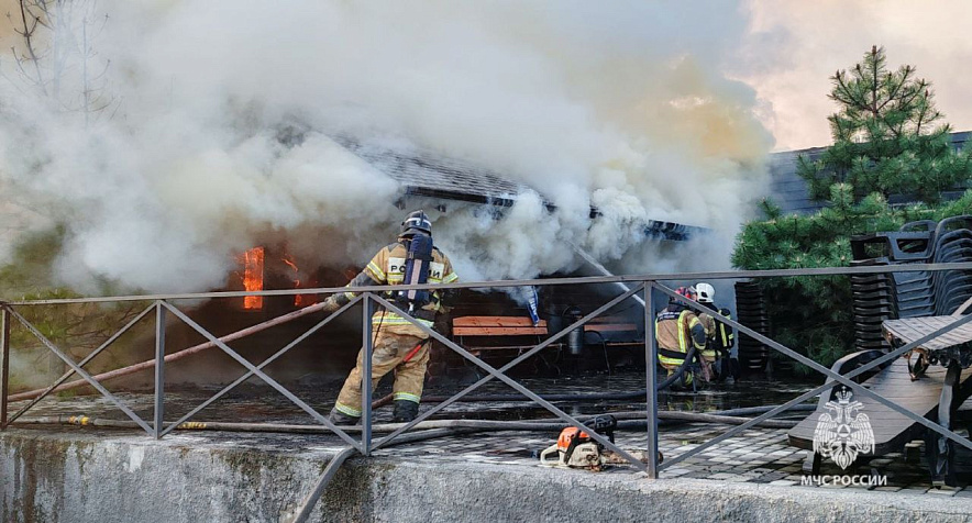 Фото: В Ростове сгорела часть банного комплекса в районе главного ЖД вокзала, фото - МЧС РО