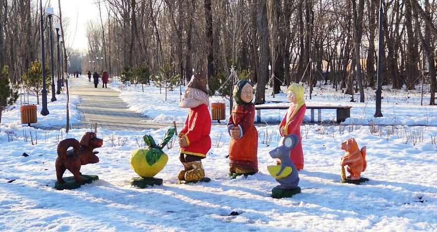 Фото: Ростовский парк с фигурами героев сказки о репке зимой, кадр 1rnd