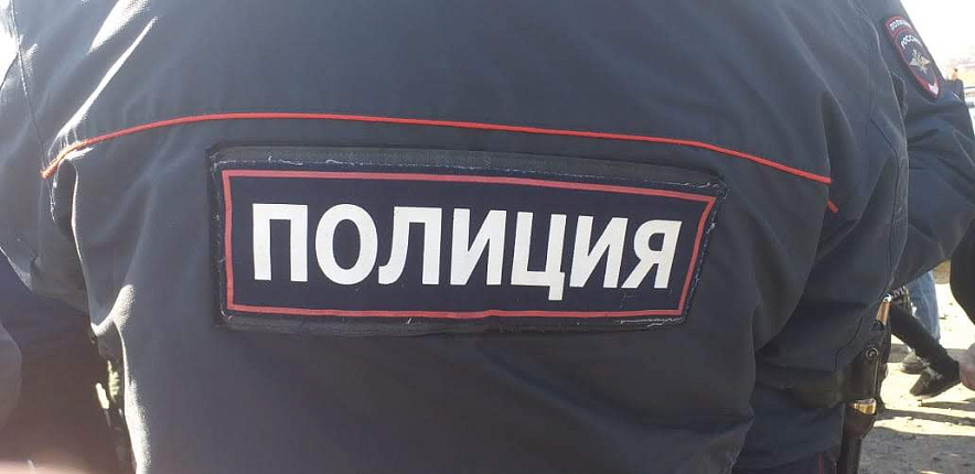 Фото: Надпись "Полиция" на форменной куртке, кадр 1rnd