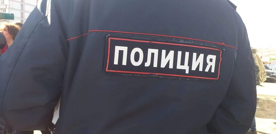 Фото: Надпись "полиция" на форменной куртке, кадр 1rnd