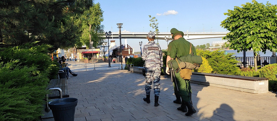 Фото: Совместный патруль полиции и военных на набережной Ростова, кадр из архива 1rnd