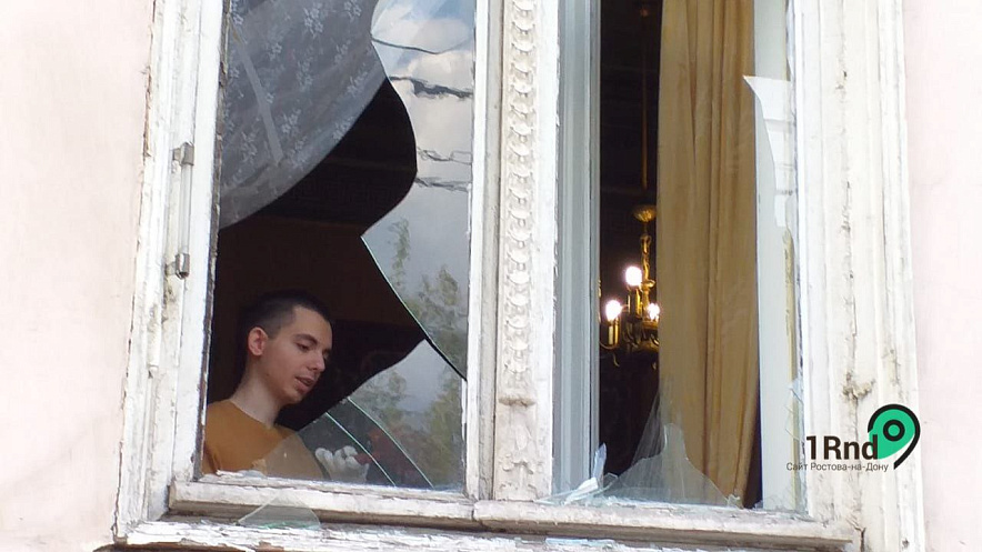 Фото: Выбитое окно в доме рядом с местом взрыва на Пушкинской, кадр 1rnd