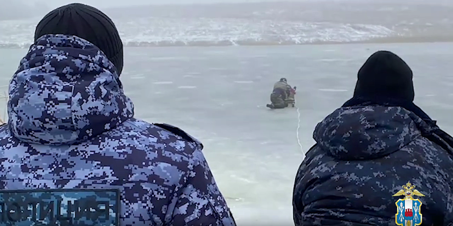 Фото: Полицейские и прохожий спасли провалившуюся под лёд девочку, кадр видео ГУ МВД РФ по РО