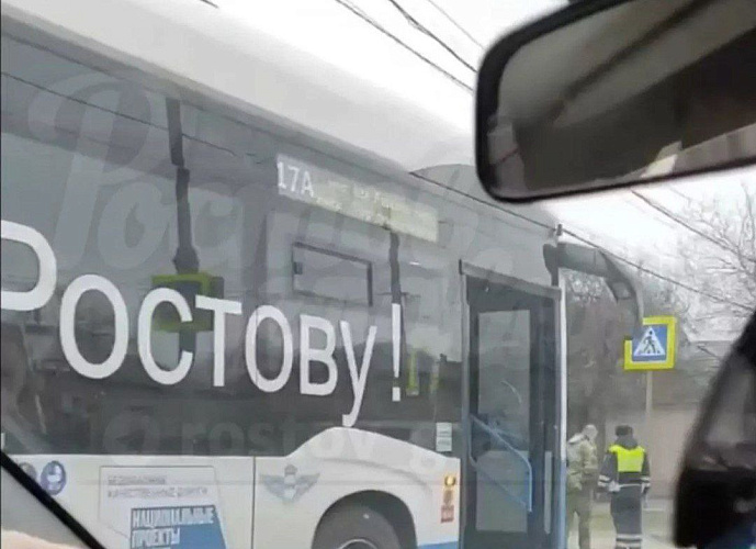 Фото: Новый электробус попал в ДТП в Ростове на 2-й день работы, кадр ТГ voenved_news