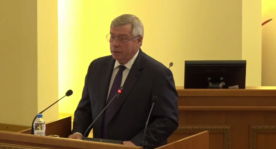 Фото: В. Голубев выступает с отчётом перед ЗС РО // кадр из видеотрансляции ПРО