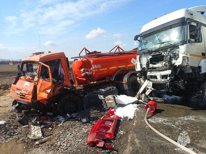 Фото: Под Ростовом произошла массовая авария с участием бензовоза и грузовика, фото - МЧС РО