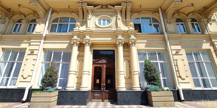 Фото: Вход в здание администрации Ростова, кадр 1rnd