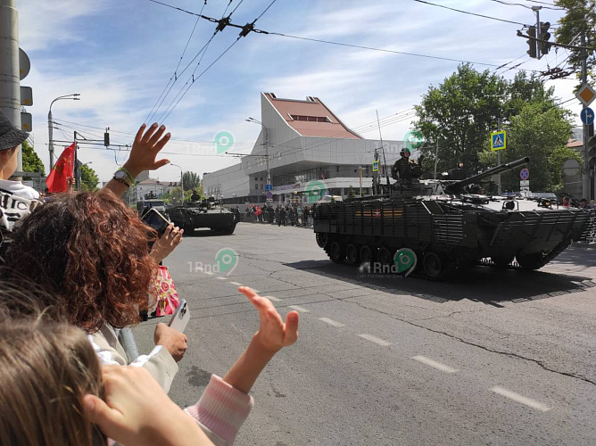 Фото: В военном параде на Театральной площади Ростова приняли участие около 2,5 тысяч человек, фото - 1rnd