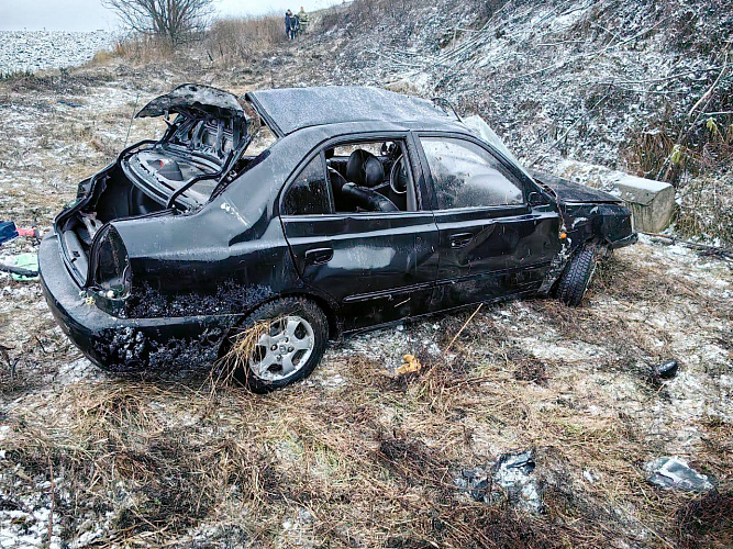 Фото: Две пассажирки погибли после опрокидывания авто на трассе в Ростовской области // фото ГИБДД РО