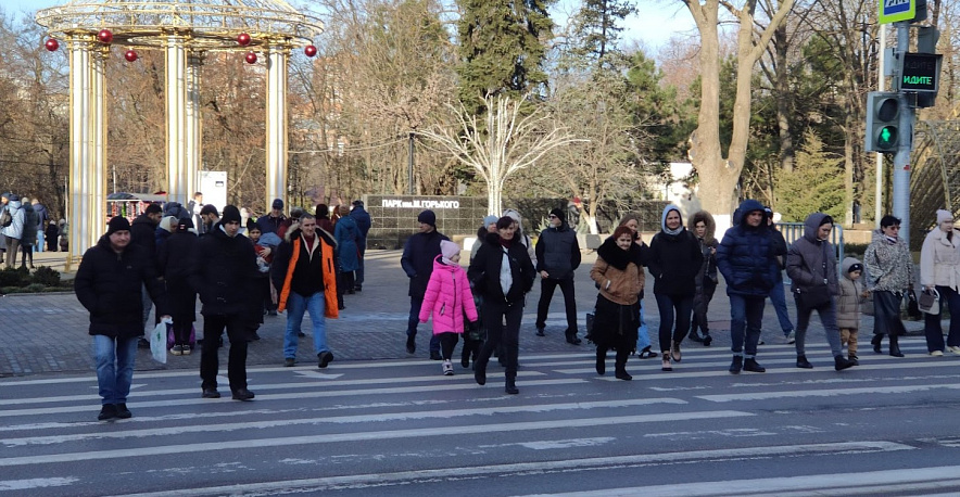 Фото: Ростовчане переходят дорогу возле парка Горького, кадр 1rnd