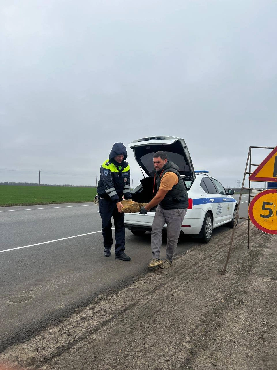Госавтоинспекторы Дона помогли водителю грузовика заменить лопнувшее колесо на трассе