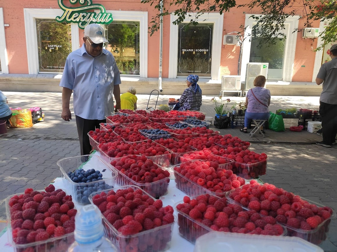 у стихийного рынка на Сержантова есть и сторонники - им нравятся цены, товар и расположение точек у стихийного рынка на Сержантова есть и сторонники - им нравятся цены, товар и расположение точек