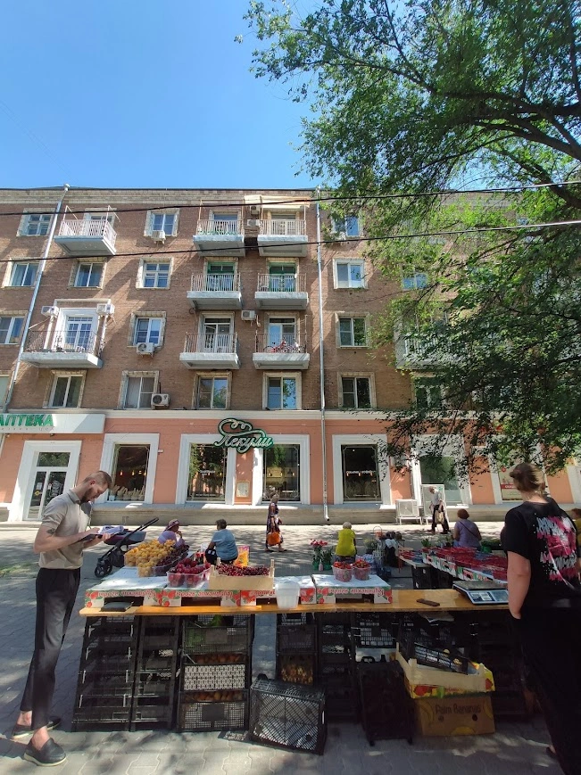 дом, жильцам которого не нравится стихийный рынок на Сержантова дом, жильцам которого не нравится стихийный рынок на Сержантова