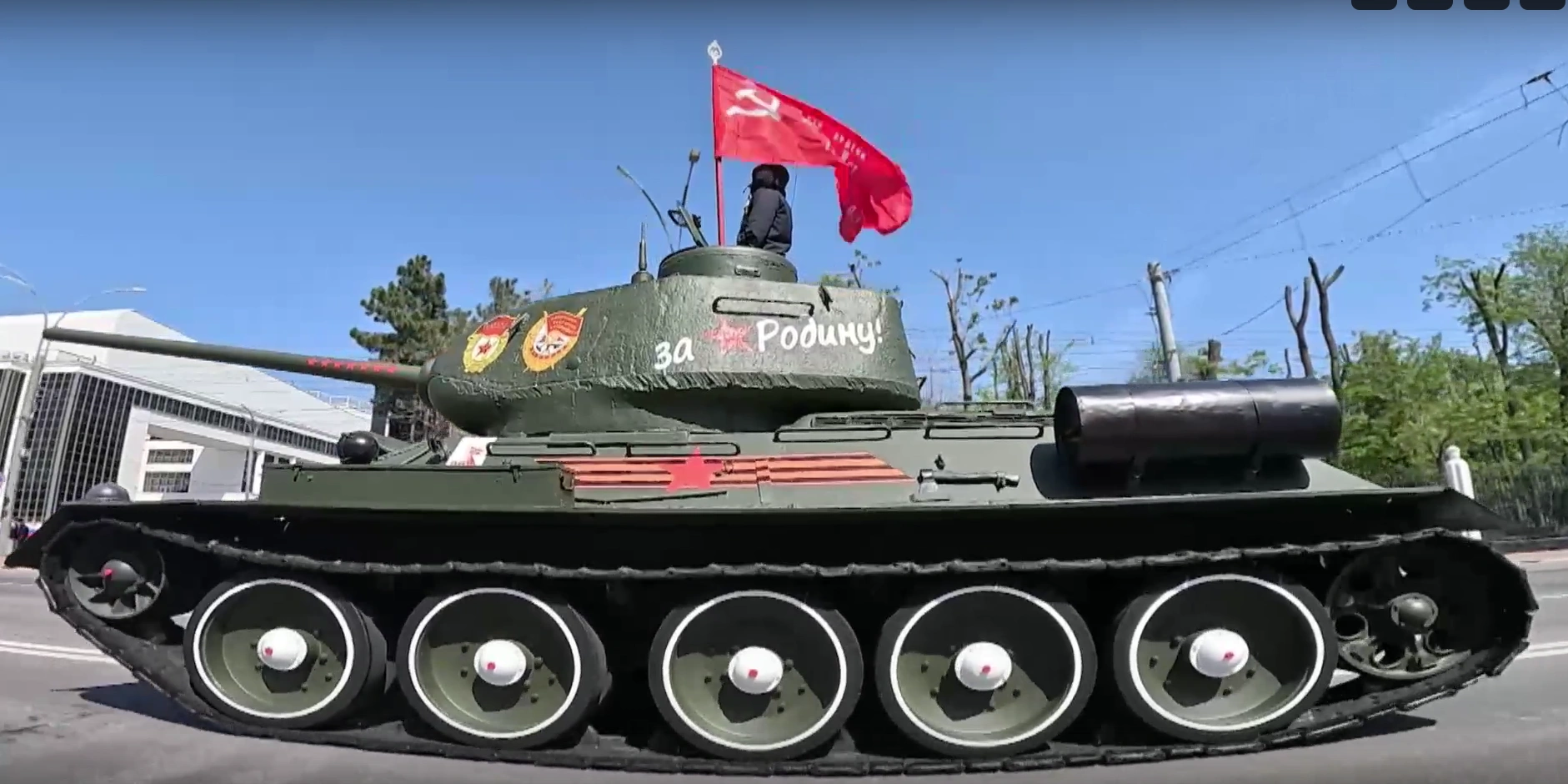 танк Т-34 на Театральной площади