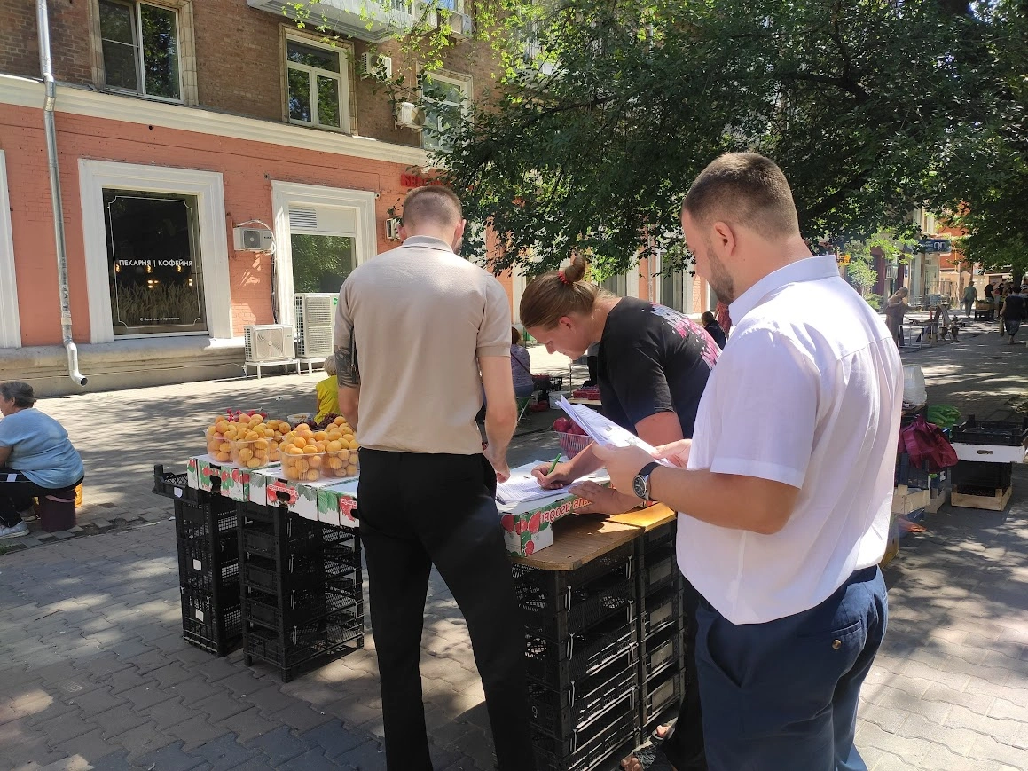 Варвара подписывает бумагу о нарушениях Варвара подписывает бумагу о нарушениях