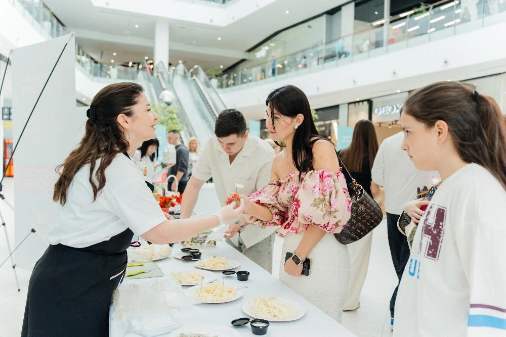 гости ярмарки в Мегамаге