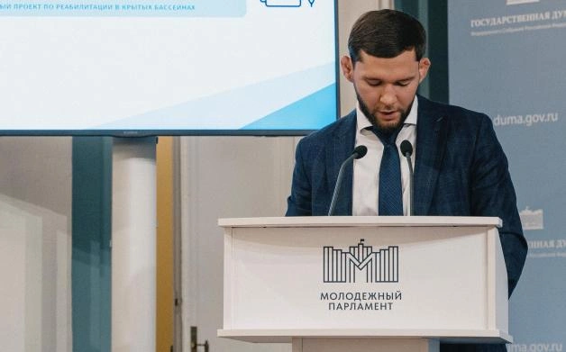 Фото: Александр Шаблий за трибуной молодёжного парламента, кадр думы Ростова