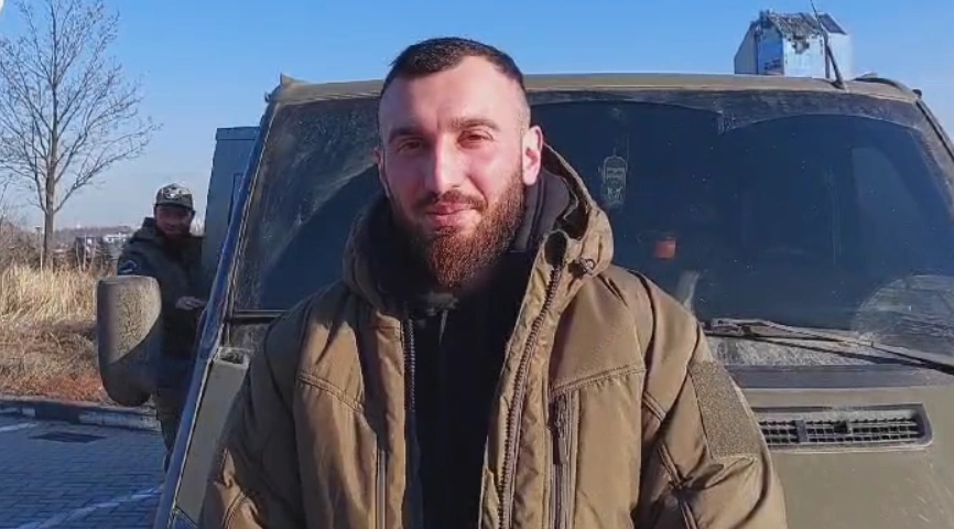 Фото: Рэпер Tigga с военными волонтёрами из Ростова в зоне СВО, кадр видеосъёмки