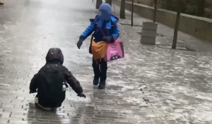 Фото: Дети идут в школу по гололёду в Ростове, кадр очевидца