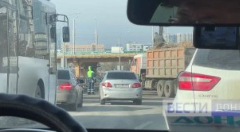 Фото: Массовое ДТП на Сиверса в Ростове, кадр ТГ Вести-Дон