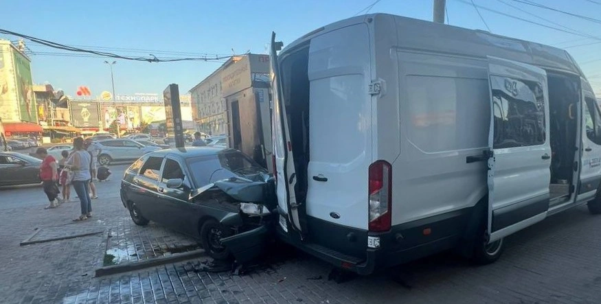 Фото: Тройное ДТП напротив "Горизонта" в Ростове, фото ГИБДД РО