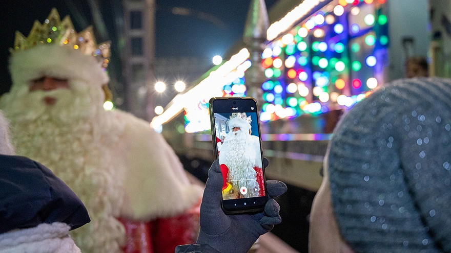 Фото: Дед Мороз на станции маршрута волшебного поезда, кадр РЖД