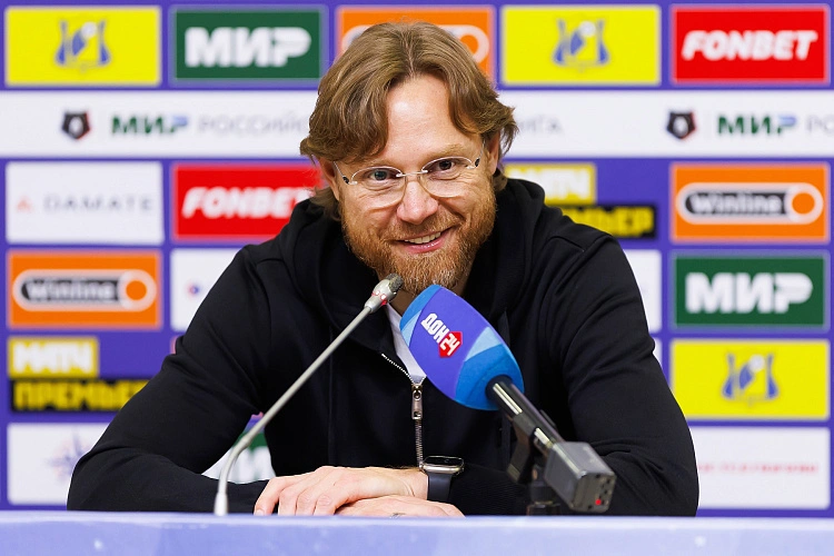 Фото: Губернатор Голубев оценил работу тренера Карпина в клубе, фото - ВК fcrostov