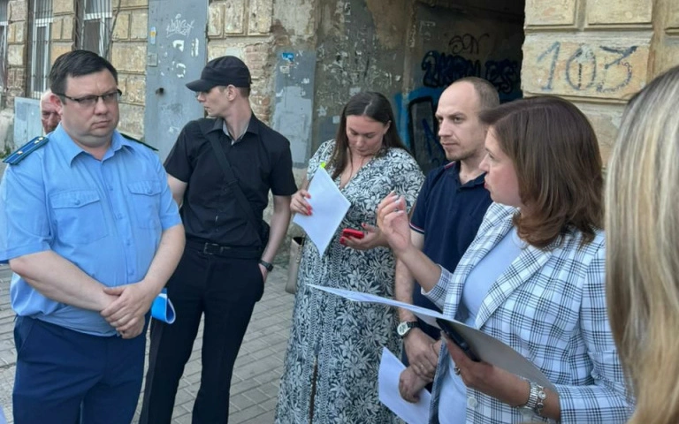 Фото: жильцы отказываются покидать свой дом // фото пресс-службы мэрии города