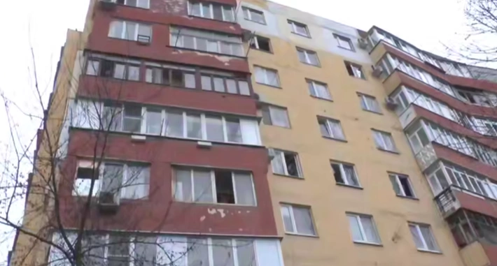 Фото: дом после атаки БПЛА в Таганроге, кадр пресс-службы