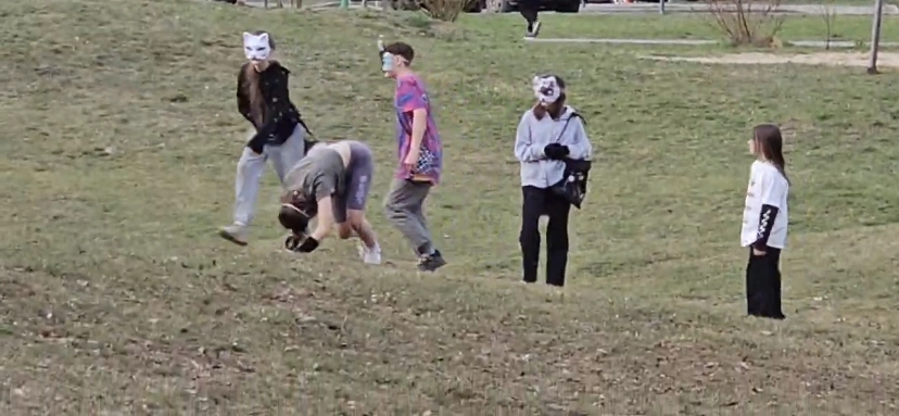 Фото: Ростовский психолог оценила поведение подростков, которые имитируют повадки животных, кадр из видео в соцсетях