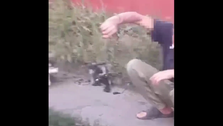 Фото: мужчина трогает обломок БПЛА // скриншот видео из ТГ-канала "КВУ новости Шахты"