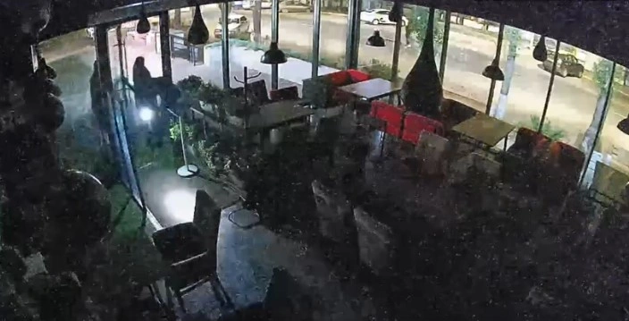 Фото: момент ограбления кафе \\ стоп-кадр с камер наблюдения