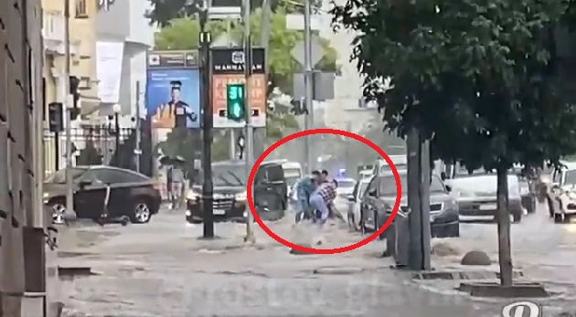 Фото: Мужчину достают из потока воды в центре Ростова, кадр ТГ "Ростов Главный"