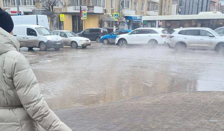 Фото: лужа кипятка в центре Ростова, кадр очевидца