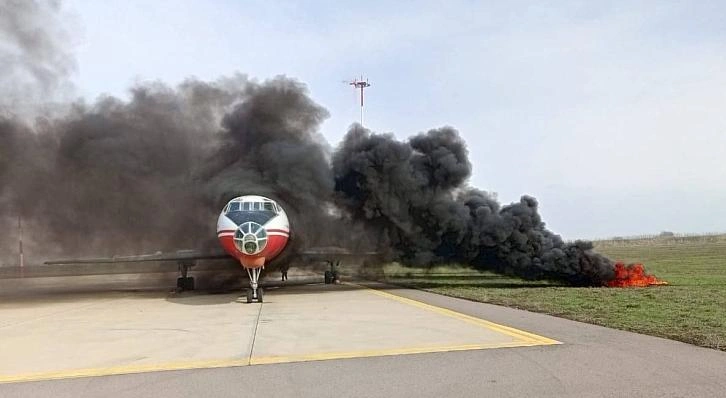 Фото: горящий самолёт в Платове, кадр МЧС РО