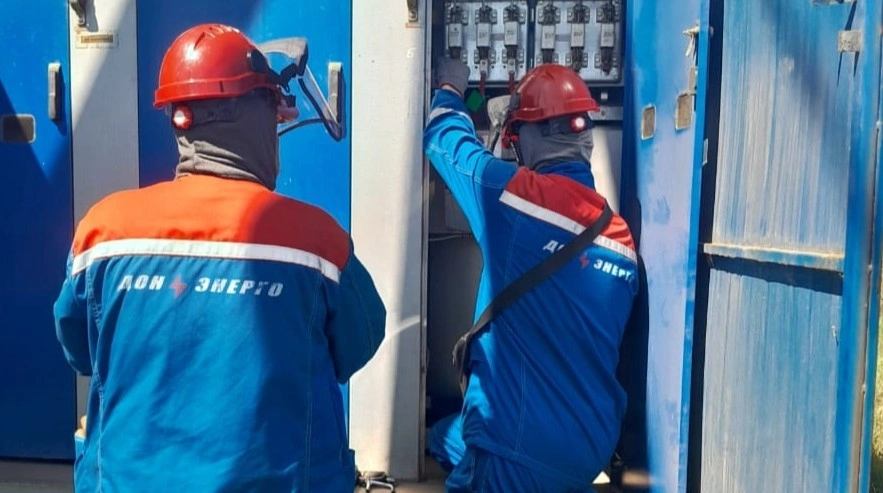 Фото: энергетики за работой, кадр ВК Донэнерго