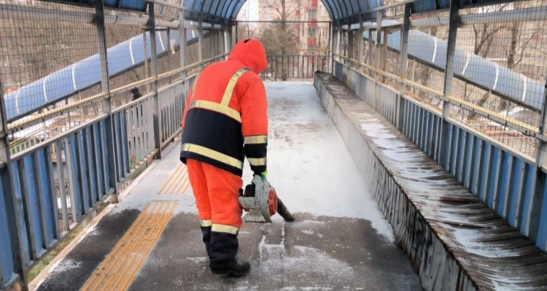 Фото: Уборка снега в Ростове в январе 2024, кадр мэрии