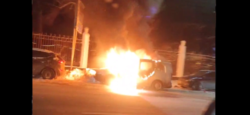 Фото: Горящая мобильная кофейня на Театральной площади, кадр очевидца