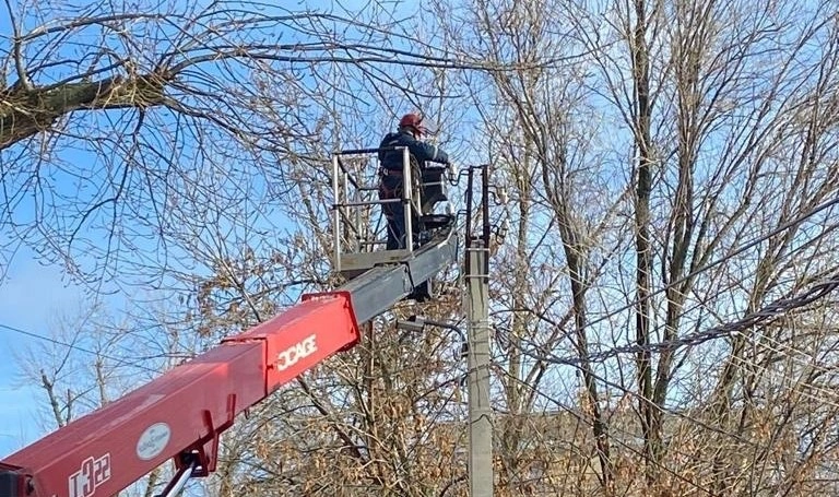 Фото: Энергетики работают на воздушных линиях, кадр Донэнерго