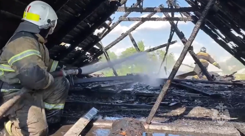 Фото: пожарные тушат дом в Белой Калитве // скриншот из видео пресс-службы регионального главка МЧС России