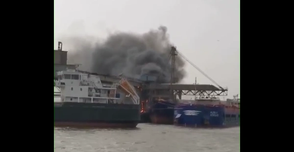 Фото: Кадры с пожаром предположительно в порту Азова, ТГ Азов.События