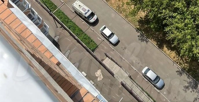 Фото: Место падения девушки из окна на СЖМ Ростова, кадр ТГ Ростов Главный