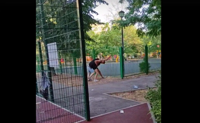 Фото: момент драки // скриншот из видео в социальных сетях